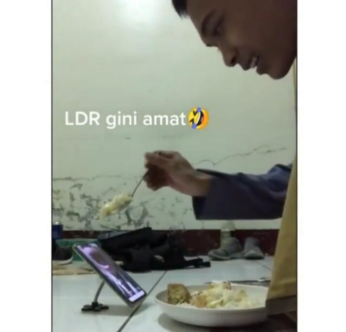 Menjalani LDR, Cowok Ini Suapi Pacarnya Saat Video Call! Bucin Tingkat Dewa Nih