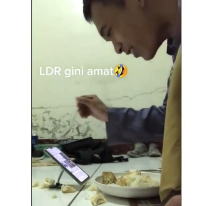 Menjalani LDR, Cowok Ini Suapi Pacarnya Saat Video Call! Bucin Tingkat Dewa Nih