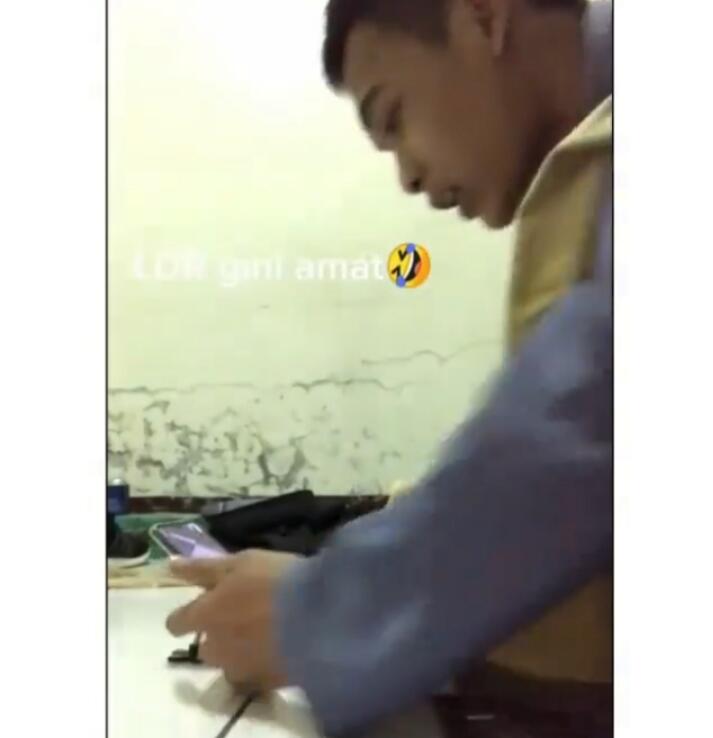 Menjalani LDR, Cowok Ini Suapi Pacarnya Saat Video Call! Bucin Tingkat Dewa Nih