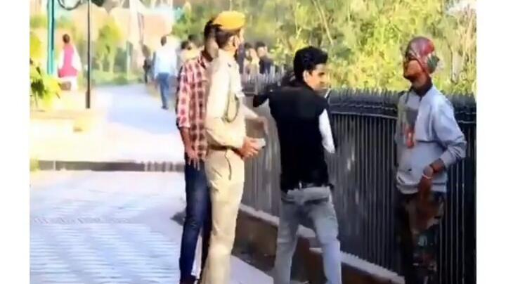 Gokil, Polisi India Tertibkan Pelanggar Prokes dengan Menabok Orang Tak Pakai Masker!