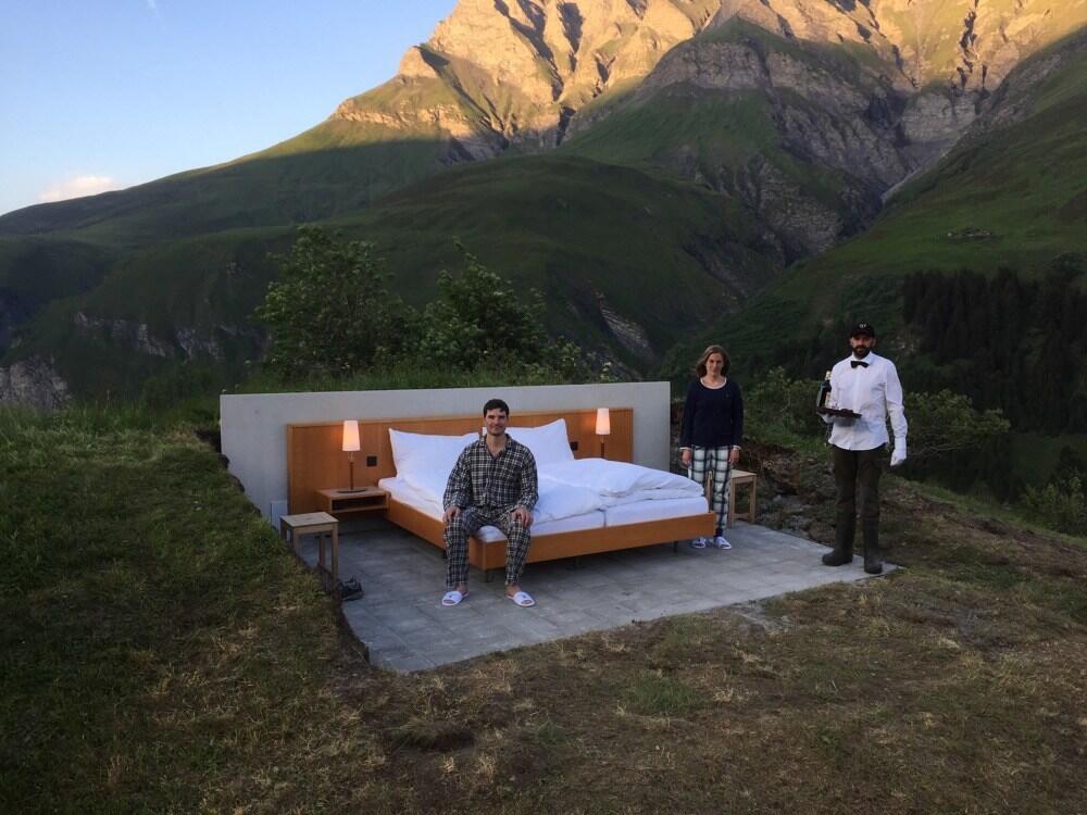 Menikmati Sejuknya Swiss, Hotel Ini Gak Ada Atap Dan Dinding
