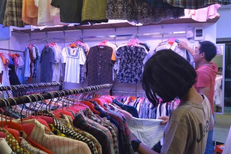 Tempat Thrifting Viral di TikTok 100 Ribu Dapet 3 Baju Branded