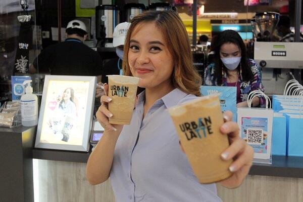 Ada Minuman Perpaduan Kopi dan Kelapa? Gimana Rasanya Ya?