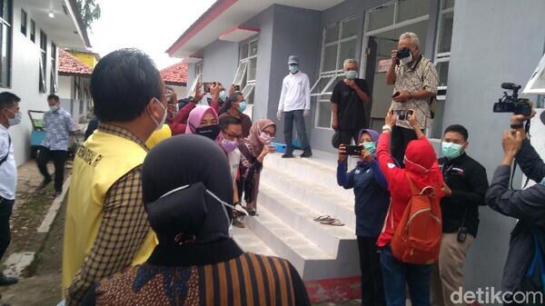 Ketemu Kastubi Lagi di Bekasi, Risma Tertawa: Settingan Katanya!