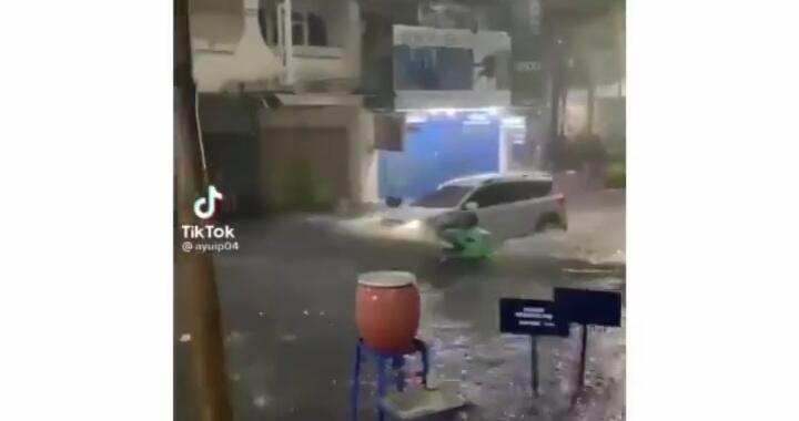 Heboh, Sebuah Mobil Digeruduk Warga karena Nekat Terobos Banjir! Siapa yang Salah?