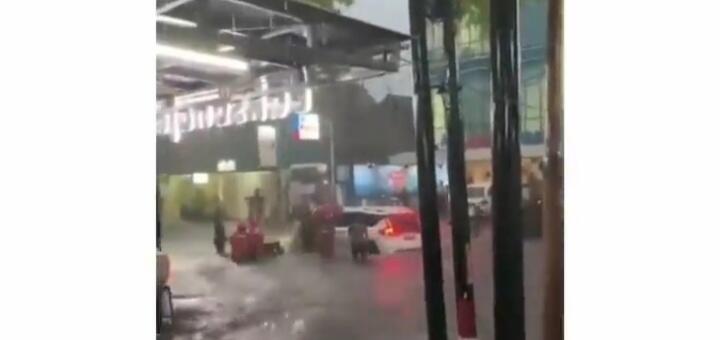 Heboh, Sebuah Mobil Digeruduk Warga karena Nekat Terobos Banjir! Siapa yang Salah?