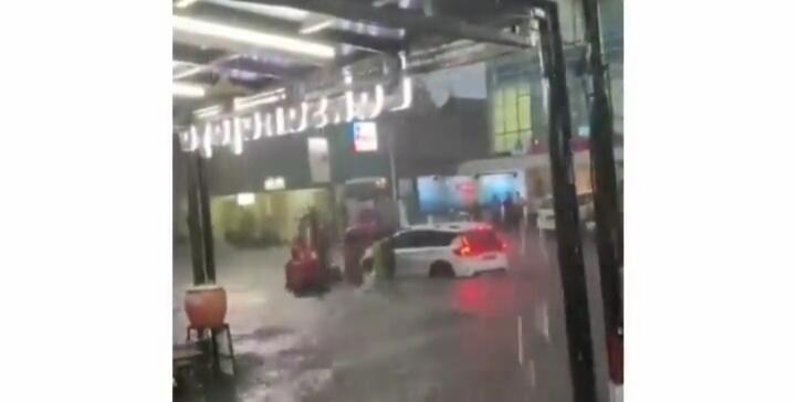 Heboh, Sebuah Mobil Digeruduk Warga karena Nekat Terobos Banjir! Siapa yang Salah?