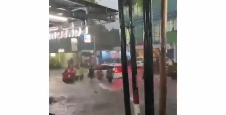 Heboh, Sebuah Mobil Digeruduk Warga karena Nekat Terobos Banjir! Siapa yang Salah?