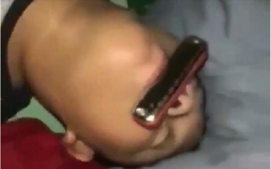 Aneh, Viral Seorang Pria Bermain Harmonika Dalam Keadaan Tertidur! Asli Nggak?