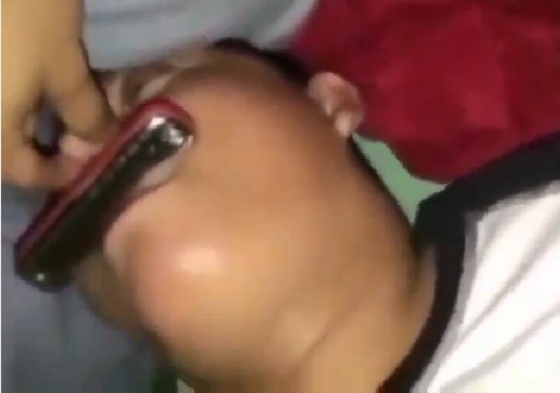 Aneh, Viral Seorang Pria Bermain Harmonika Dalam Keadaan Tertidur! Asli Nggak?