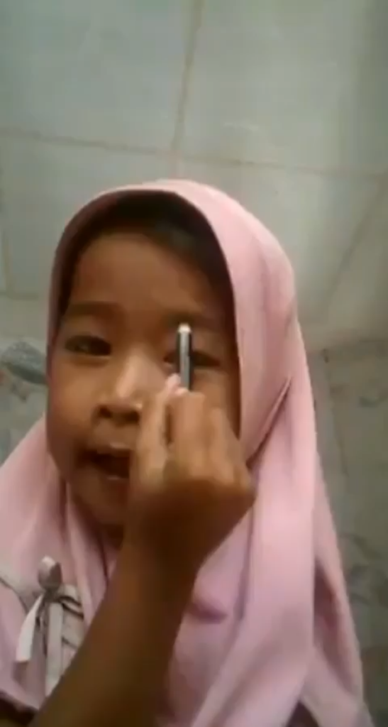 Cara Menggunakan Pensil Alis Yang Gadis Kecil Ini Lakukan Bikin Warganet Ngakak