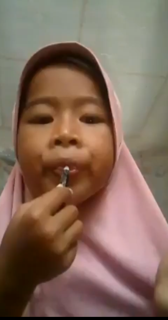 Cara Menggunakan Pensil Alis Yang Gadis Kecil Ini Lakukan Bikin Warganet Ngakak