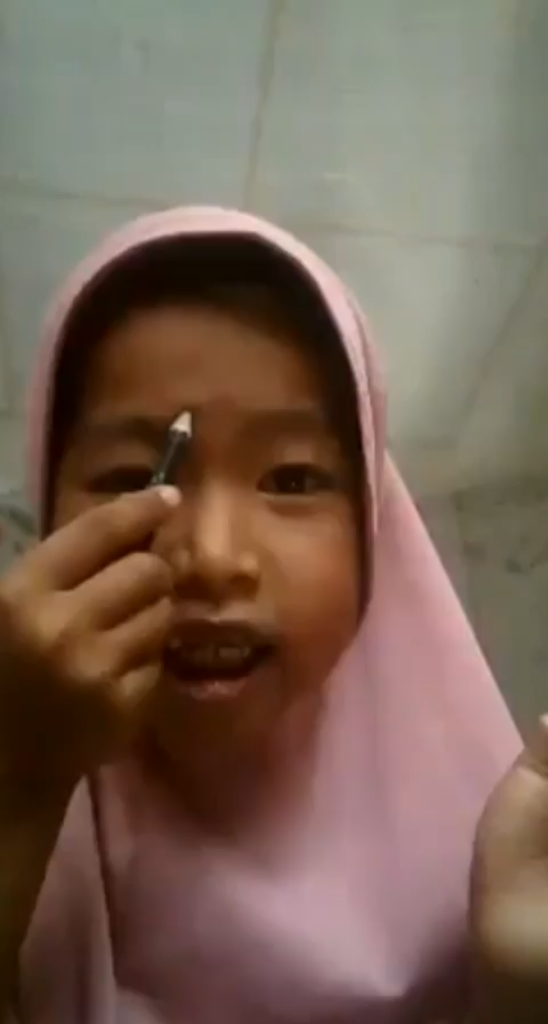 Cara Menggunakan Pensil Alis Yang Gadis Kecil Ini Lakukan Bikin Warganet Ngakak