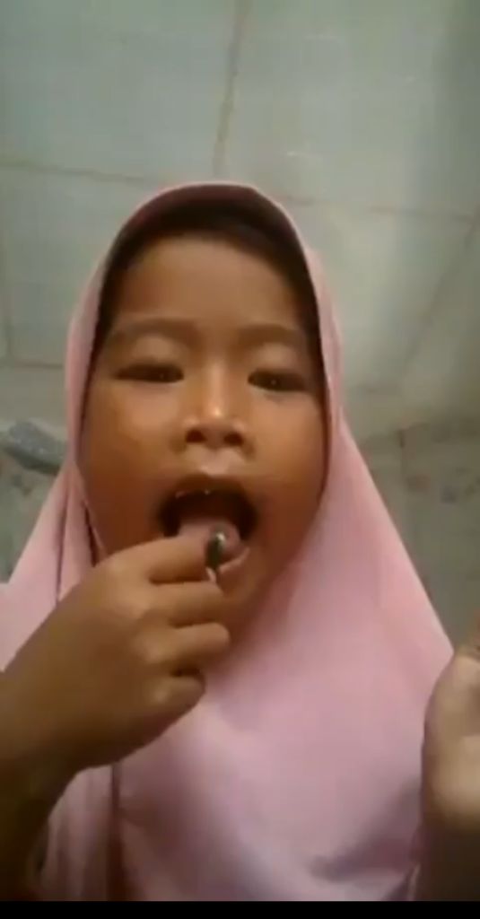 Cara Menggunakan Pensil Alis Yang Gadis Kecil Ini Lakukan Bikin Warganet Ngakak