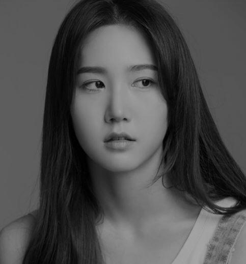Hengkang dari Apink, Yookyung Mantap Jajal Karier sebagai Perancang Busana