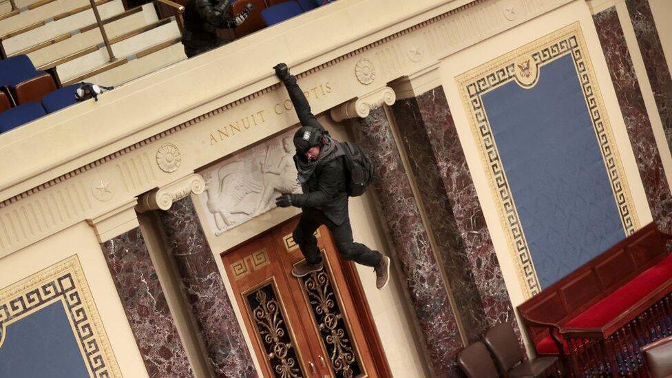 Massa Trump Serbu Capitol, Mengapa Sistem Keamanan Gagal Cegah Perusuh?