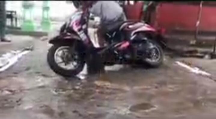 Beda Dari yang Lain, Cara Mencuci Motor Ini Bikin Pelanggan Resah! Ada yang Mau Coba?