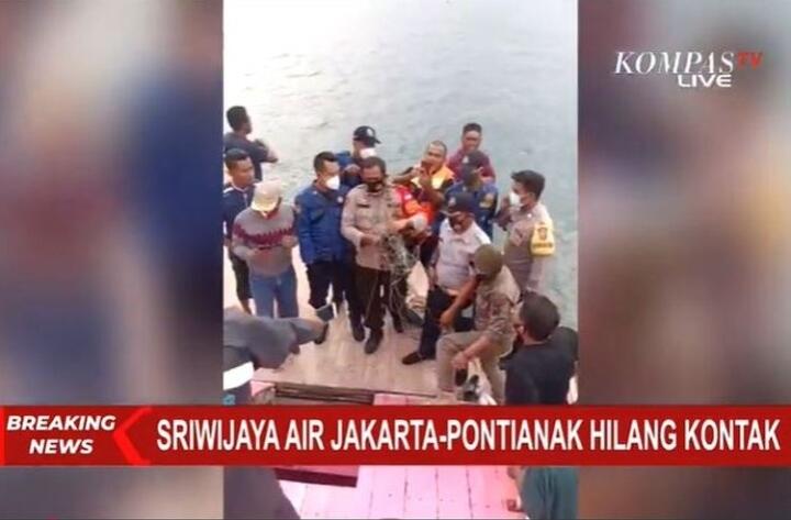 Warga Temukan Puing di Lokasi Hilangnya Pesawat Sriwijaya Air