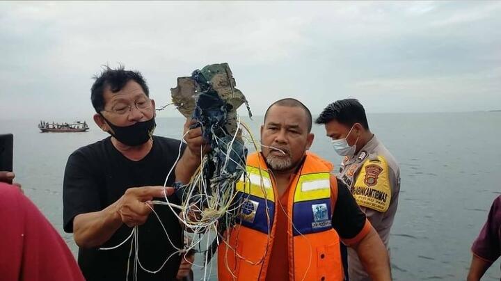 Warga Temukan Puing di Lokasi Hilangnya Pesawat Sriwijaya Air