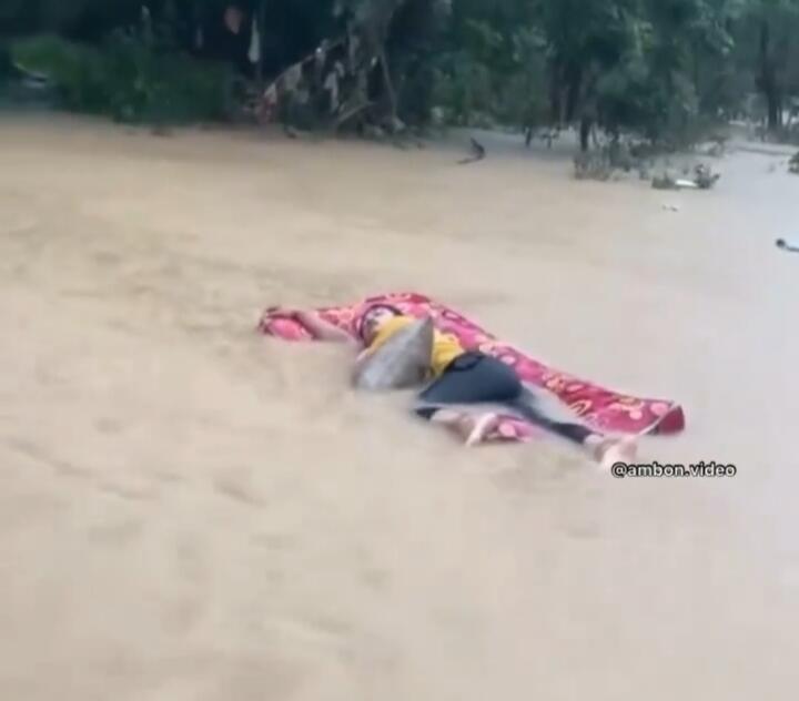 Seorang Wanita Rebahan Santai di Kasur Saat Terjadi Banjir, Lagi 'Ngadem'? 