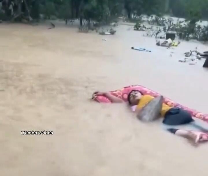 Seorang Wanita Rebahan Santai di Kasur Saat Terjadi Banjir, Lagi 'Ngadem'? 