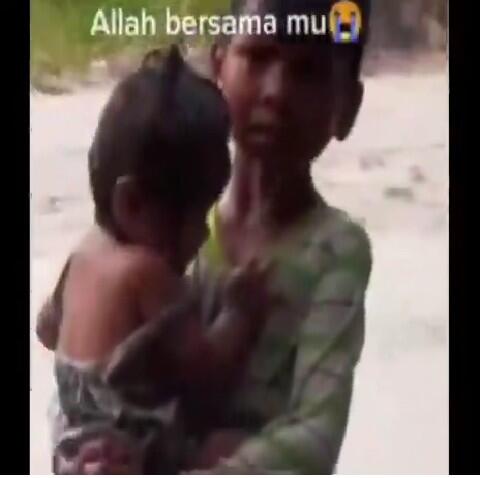 Demi Bisa Makan Anak Kecil Mengemis Di Tengah Hujan Sambil Gendong Adiknya Kedinginan