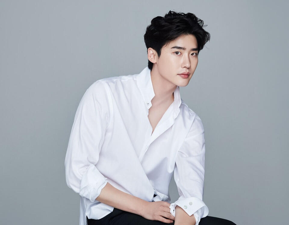 Unggah Potret Dirinya dengan Setelan Jas, Lee Jong Suk Bikin Terpesona Netizen