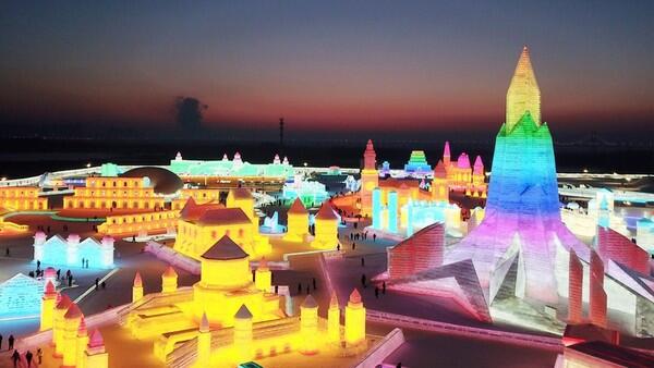 China Bangun Kota Beku dan Istana Warna-warni dalam Festival Es