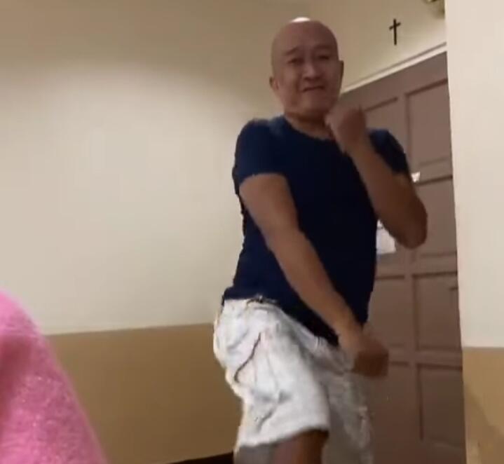 Tetap Mengagumkan, Ini Penampilan Bapak Yang Viral Joget Tik Tok Saat Beraksi Sendiri