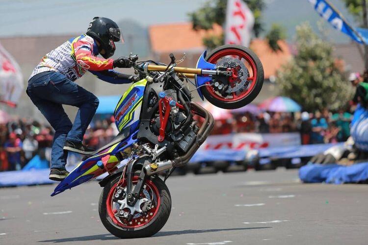 Standing Gak Jelas, Pria Ini Malah Tabrak Temannya! Sebenarnya Ada Masalah Apa Pak?