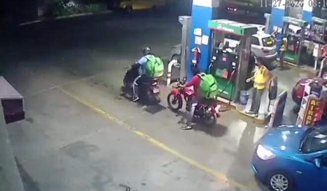 Standing Gak Jelas, Pria Ini Malah Tabrak Temannya! Sebenarnya Ada Masalah Apa Pak?