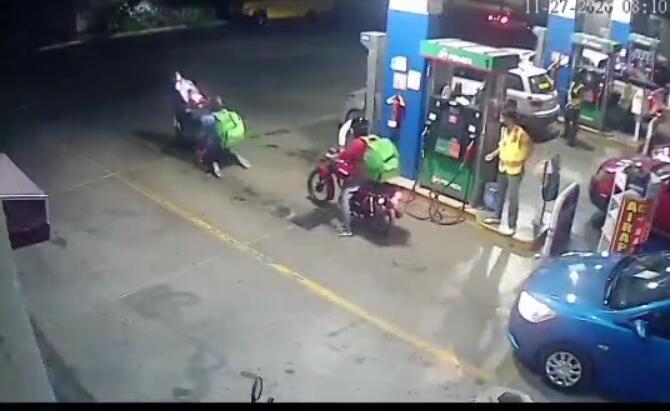 Standing Gak Jelas, Pria Ini Malah Tabrak Temannya! Sebenarnya Ada Masalah Apa Pak?