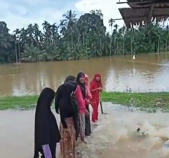 Aksi Seru Para Ukhti Mandi di Kali, Netizen: Baju Merah Bikin Ngakak