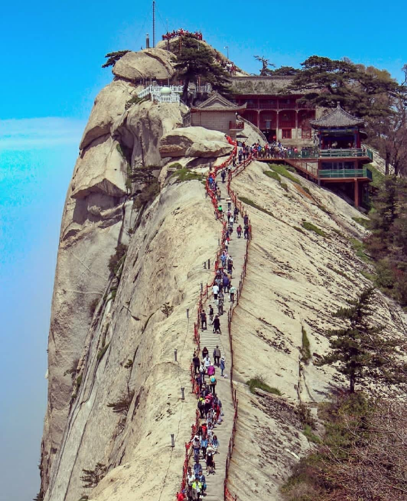 Momen Mengerikan! Terciduk Kamera, Seorang Pria Melompat ke Lembah di Gunung Huashan