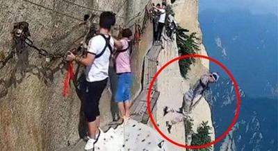 Momen Mengerikan! Terciduk Kamera, Seorang Pria Melompat ke Lembah di Gunung Huashan