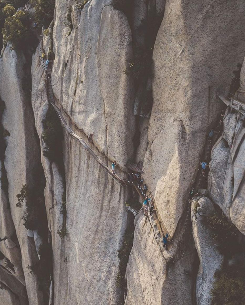 Momen Mengerikan! Terciduk Kamera, Seorang Pria Melompat ke Lembah di Gunung Huashan