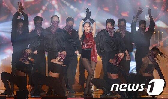 Kelewat Seksi, Pakaian Hwasa Mamammo di Golden Disk Awards Kena Kritik Publik