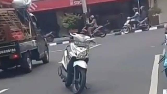 Parah!! Emak-Emak Parkir Motor Tengah Jalan, Bikin Netizen Geregetan