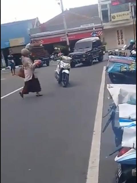 Parah!! Emak-Emak Parkir Motor Tengah Jalan, Bikin Netizen Geregetan