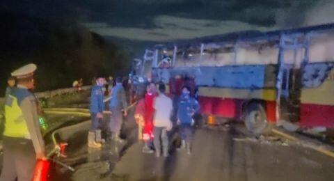 Bus Mendadak Meledak dan Terbakar di Tol Tangerang-Merak, Sopir Kabur