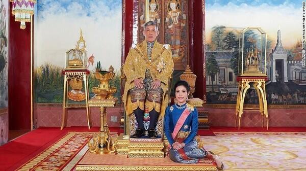 Kunjungi Penjara, Raja Thailand dan Selirnya Menyapu Lantai