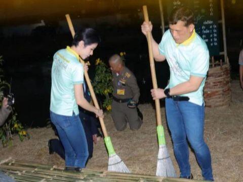 Kunjungi Penjara, Raja Thailand dan Selirnya Menyapu Lantai