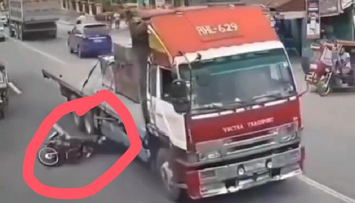 Mengerikan, Detik-detik Kepala Seorang Pengemudi Motor Hampir Terlindas Mobil Truk!