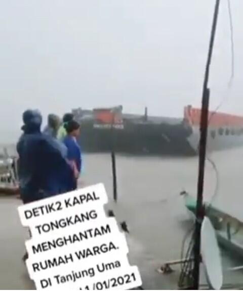 Kapal Tongkang Menabrak Rumah Warga Saat Cuaca Sedang Buruk, Simak Videonya!