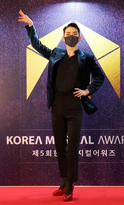 Mencuri Perhatian Banget! Jo Kwon Pakai High Heels di Red Carpet Korea Musical Awards