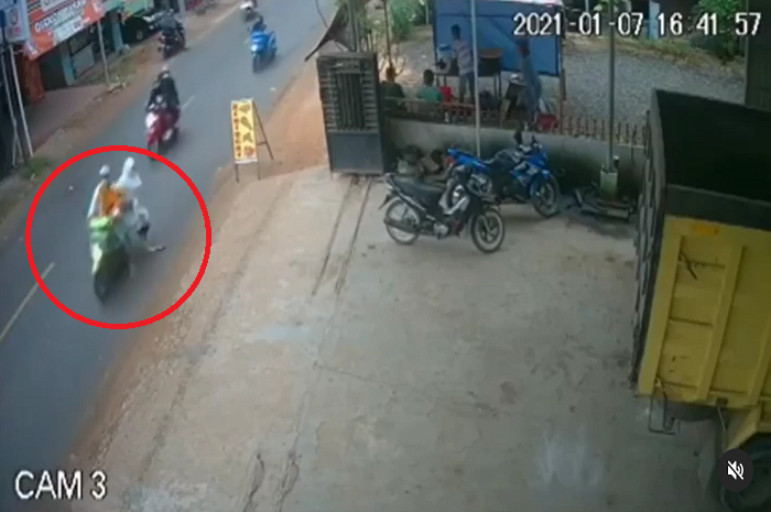 Duh Ngeri Gan!! Banyak Motor Tumbang, Terekam Dari CCTV Karena Apa Ya? 