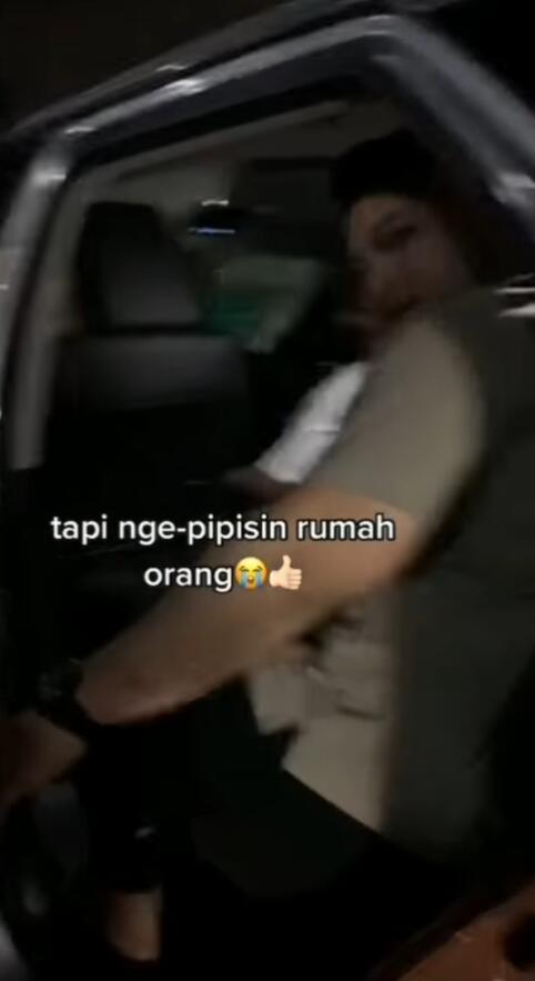 Viral, Seorang Pria Kepergok BAK Depan Rumah Orang, Bukannya Minta Maaf, Malah Kabur!