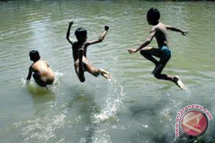 Sekelompok Pemuda Asyik Mau Terjun ke Sungai, Pelompat Kedua Bikin Ngakak GanSis!