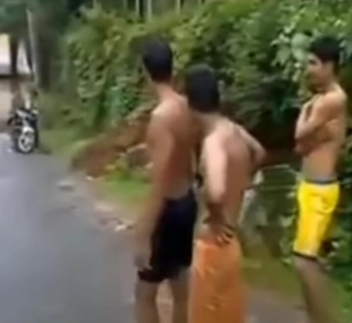 Sekelompok Pemuda Asyik Mau Terjun ke Sungai, Pelompat Kedua Bikin Ngakak GanSis!