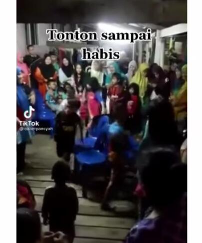 Over Load, Panggung Rumah Ini Roboh Seketika Saat Semua Orang Asyik Main dan Nonton!